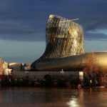 El imponente edificio que alberga el museo "La Cité du Vin"